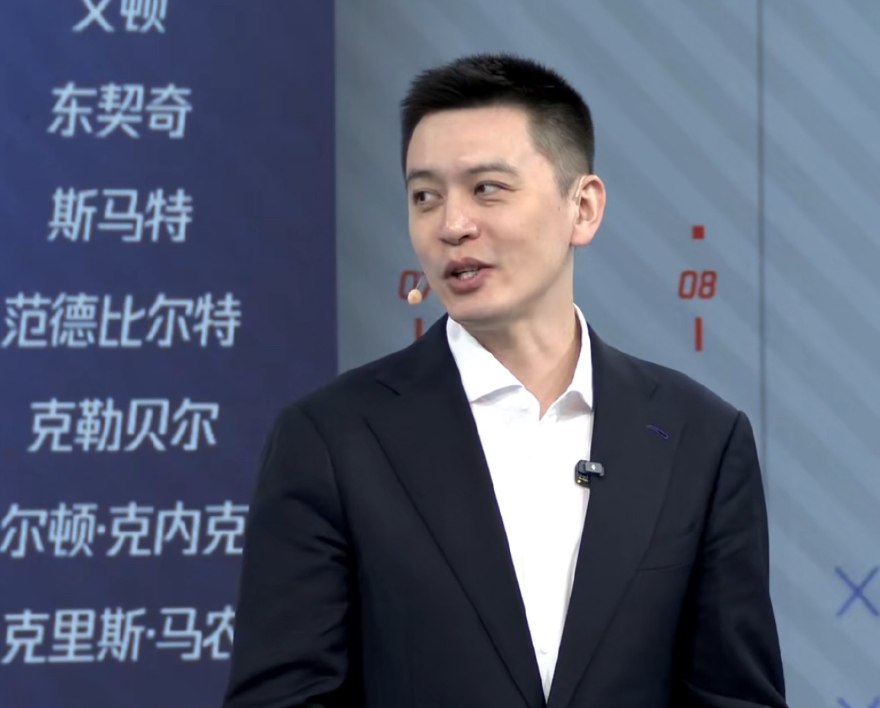 世界杯直播平台下载-杨鸣离职后状态极佳，黑眼圈消失，解说完NBA还将参加杯赛开幕式