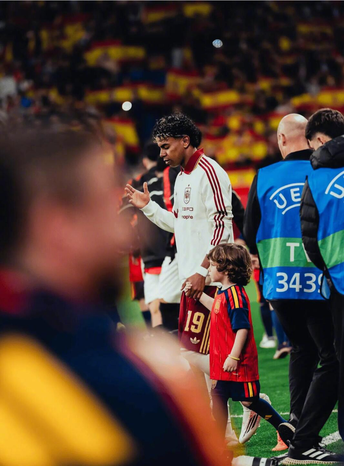 世界杯比赛直播入口-西班牙球迷唱歧视穆斯林口号，亚马尔发文谴责种族歧视|埃及|拉米内·亚马尔|西班牙足球队|足球|世界杯_新浪体育_新浪新闻